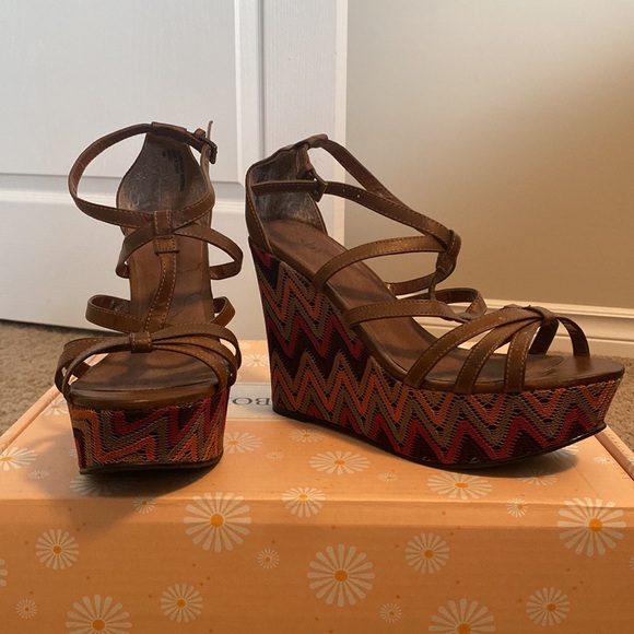 Beautiful wedge sandals with colourful print and brown leather straps - Picture 2 of 2